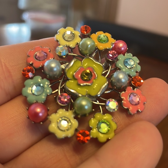 Floral enamel and rhinestone brooch - Picture 3 of 3